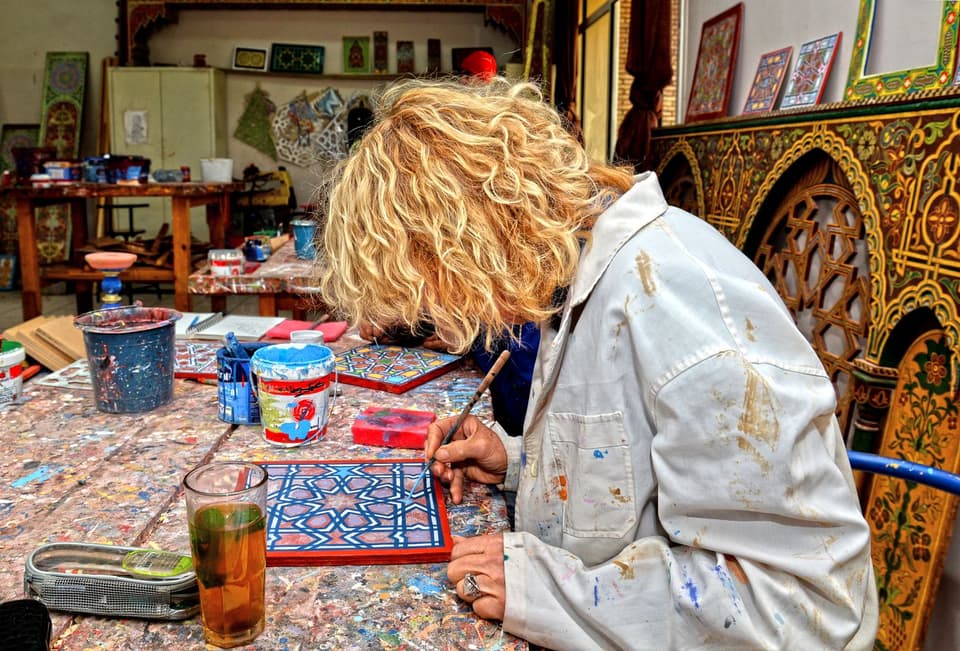 Artisan peignant un motif traditionnel à Fès